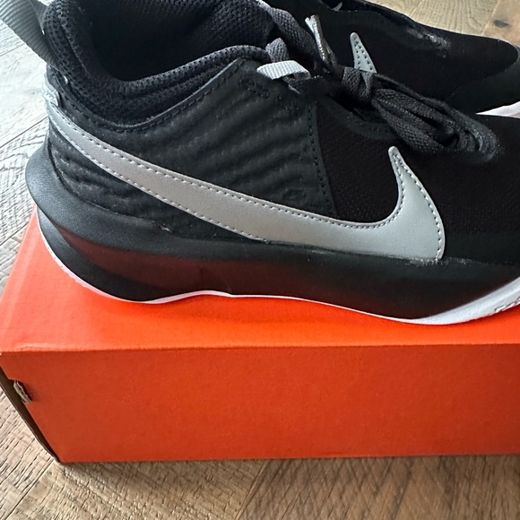 Nike Youth Team Hustle Basketball Shoes - Picture 3 of 4